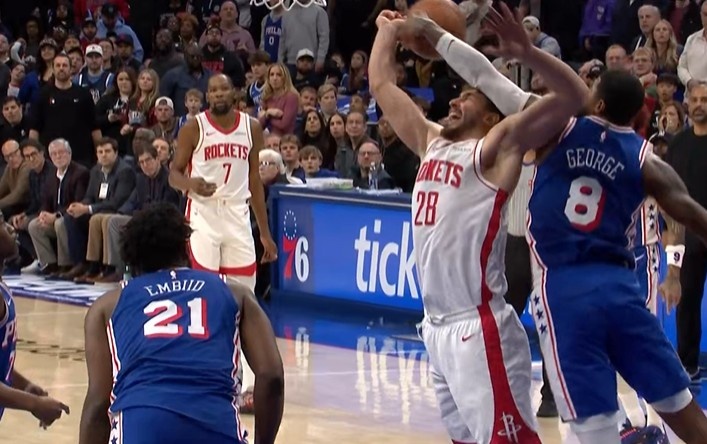 防守建功！保罗·乔治大帽申京 随后乌布雷反击打中扩大领先